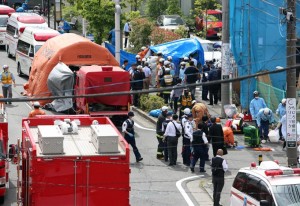 小学生を含む複数の人が刺された現場を調べる捜査員ら＝２８日午前、川崎市多摩区