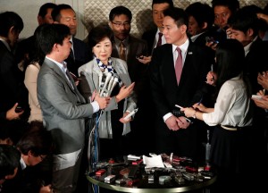 　１０月６日、希望の党（代表：小池百合子東京都知事、写真中央左）は、２２日投開票の衆院選公約で、金融緩和と財政出動に過度に依存せず、民間の活力を引き出す「ユリノミクス」の断行を掲げた。５日撮影（２０１７年　ロイター/Issei Kato）