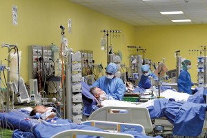 SENSITIVE MATERIAL. THIS IMAGE MAY OFFEND OR DISTURB Members of the medical staff in protective suits treat patients suffering from coronavirus disease (COVID-19) in an intensive care unit at the San Raffaele hospital in Milan, Italy, March 27, 2020. REUTERS/Flavio Lo Scalzo - RC2DSF9HFV8L