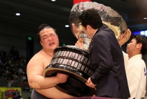 内閣総理大臣杯を受け取る時、顔をゆがめる稀勢の里＝２０１７年３月26日20170326エディオンアリーナ大阪