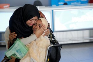 A woman greets her mother after she arrived from Dubai on Emirates Flight 203 at John F. Kennedy International Airport in Queens, New York, January 28, 2017. REUTERS/Andrew Kelly