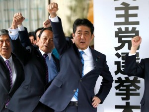 　９月２８日、衆議院が解散され、与野党は１０月２２日投開票の衆院選を事実上スタートさせた。写真は都内で自民党議員と選挙戦に向けて拳を突き上げる安倍晋三首相ら（２０１７年　ロイター/Toru Hanai）