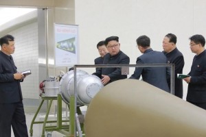 　９月３日、北朝鮮が３日に過去最大規模となる６回目の核実験を実施したことで、北朝鮮の唯一の同盟国である中国に強硬な対応を求める圧力はさらに強まる見通しだ。写真は核兵器プログラムについて指導する北朝鮮の金正恩朝鮮労働党委員長。提供写真。KCNAが配信（２０１７年　ロイター）